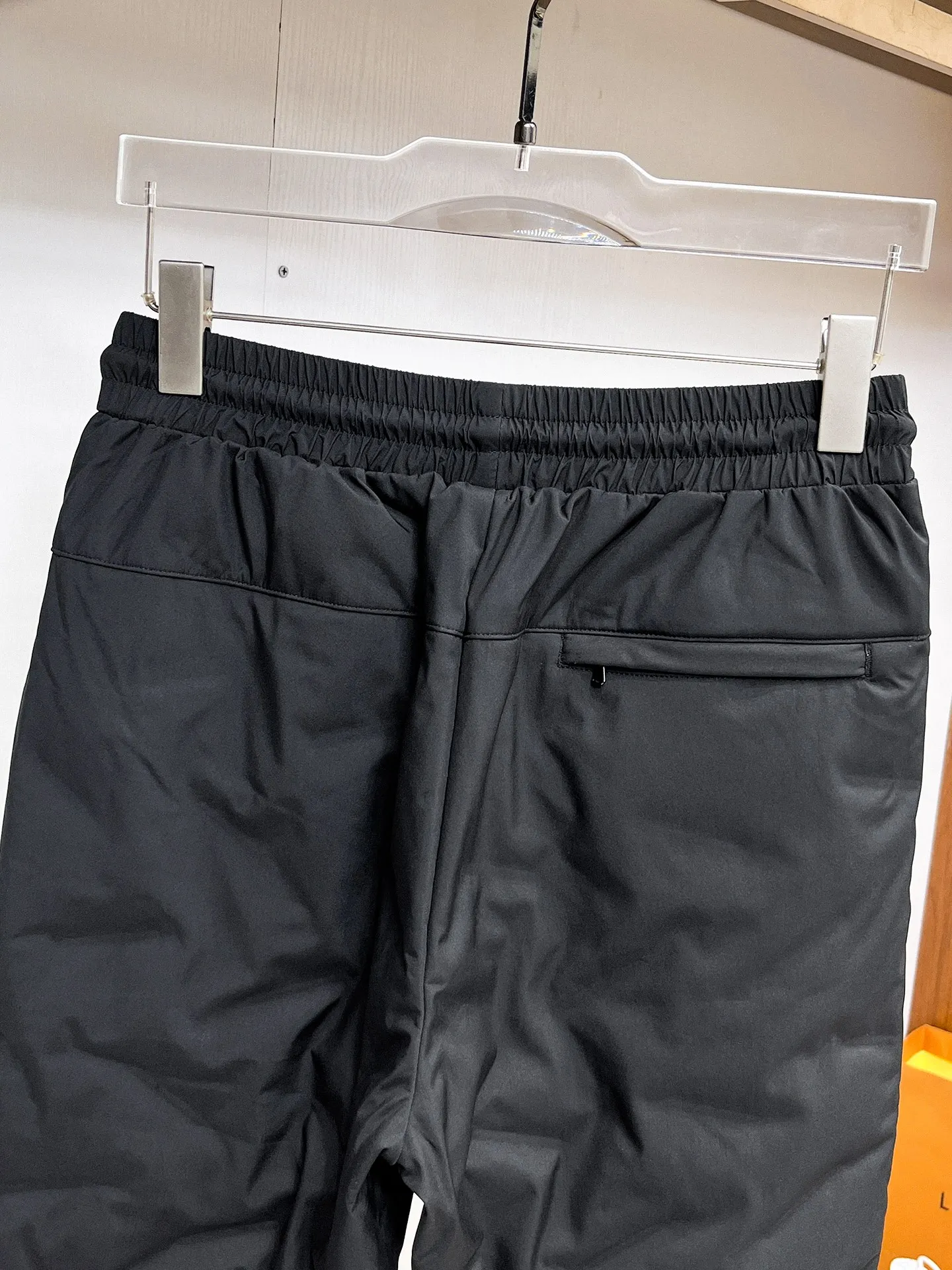 P490 Big Goose🇨🇦 🔥50ss thickened warm down pants, a new autumn and winter product, are here. 🌹Winter essential outdoor windproof, lockable and warm. Made of professional-grade outdoor windproof, waterproof and breathable fabric. Lining is filled with %90 white duck down. Lightweight design. Lightweight and warm. Seamless gluing process on the inside. Made of light and gall-free anti-drilling fabric to effectively prevent velvet running. Original hardware accessories Classic logo matching, simple and versatile, the upper body is stylish and not bloated, the same style for men and women! Size: M-3XL.